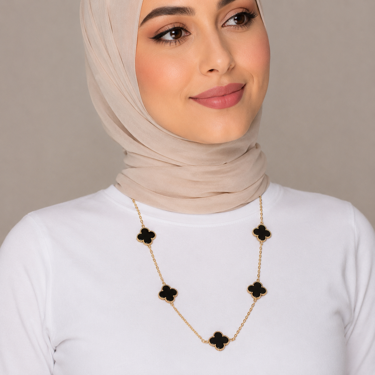 سلسلة ورد أسود ذهبية