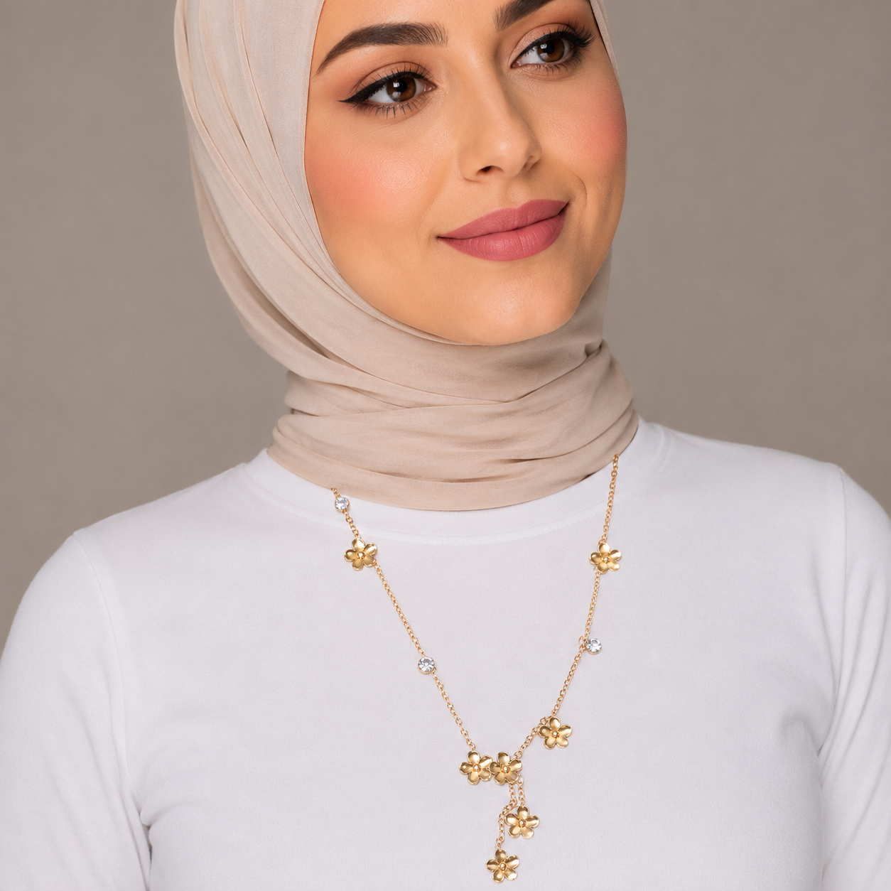 سلسلة ورود وكرات ذهبية